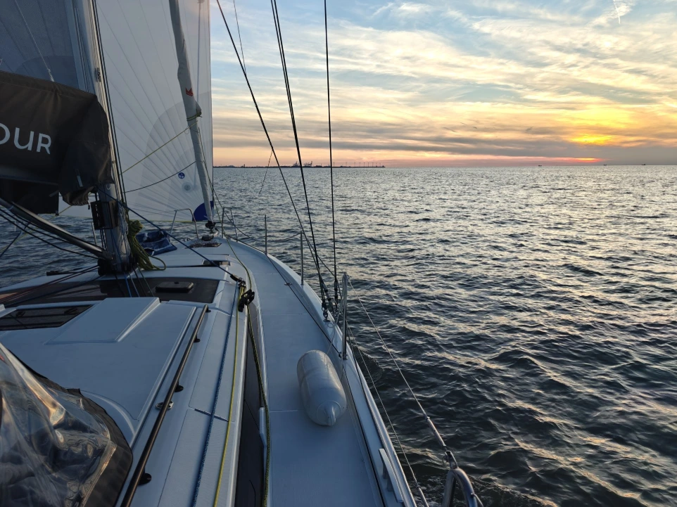 Zonsondergang op zee voor Knokke-Heist