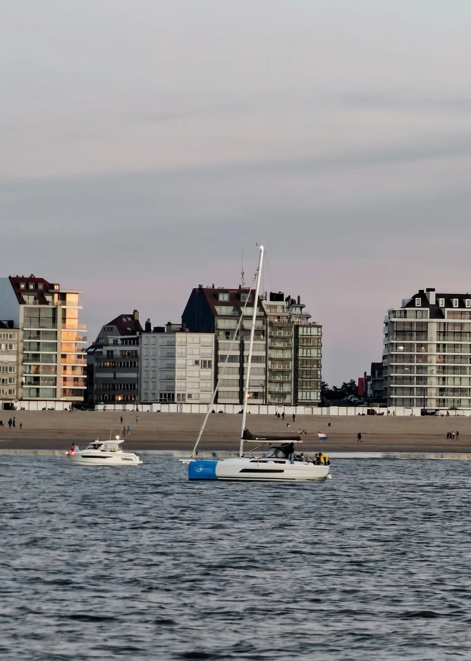 Voor anker voor kust van Knokke-Heist